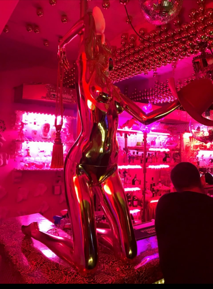 Escultura de mujer en bar de Medellín