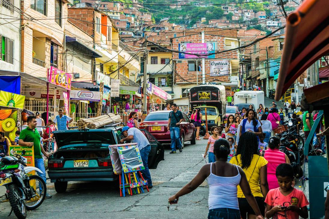 calle concurrida de Medellín