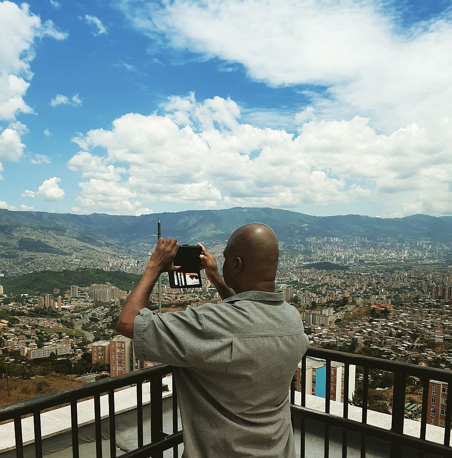 hombre fotografiando el paisaje